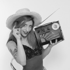2022-07-02 Mave D listens to a vintage Radio Exchange Roamer Ten multi-band radio receiver