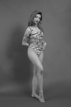 2022-07-02 Mave D models her own strappy swimsuit