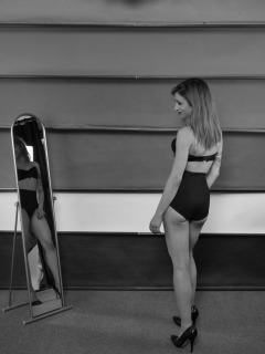 2022-07-02 Mave D models black bra and vintage girdle worn as hotpants, whilst demonstrating the new studio