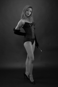 2022-07-02 Mave D in tightly-laced black underbust corset, over black bra and vintage girdle worn as hotpants