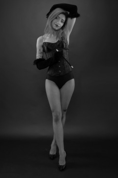 2022-07-02 Mave D in tightly-laced black underbust corset, over black bra and vintage girdle worn as hotpants