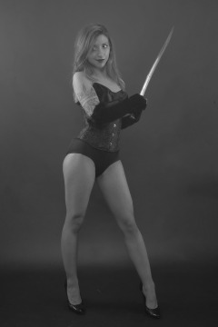 2022-07-02 Mave D in tightly-laced black underbust corset, over black bra and vintage girdle worn as hotpants