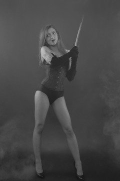 2022-07-02 Mave D in tightly-laced black underbust corset, over black bra and vintage girdle worn as hotpants