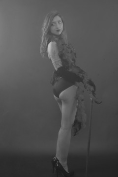2022-07-02 Mave D in tightly-laced black underbust corset, over black bra and vintage girdle worn as hotpants