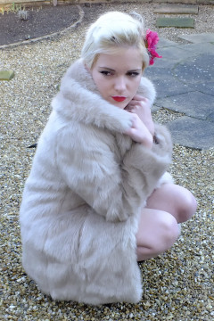 Abbie 2015-01-02 in the garden, modelling her own fur coat