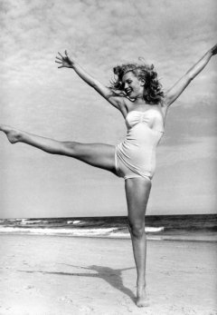 influences: Marilyn Monroe beach exercise