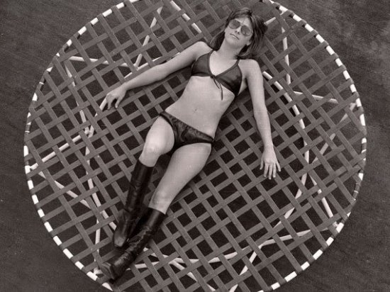 Suzi Quatro in boots and bikini