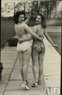 1950's Amateur Models In Swimsuits