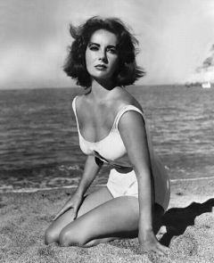 Elizabeth Taylor in bikini