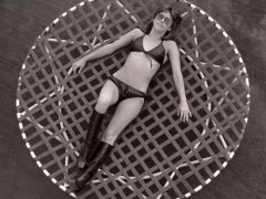 Suzi Quatro in boots and bikini