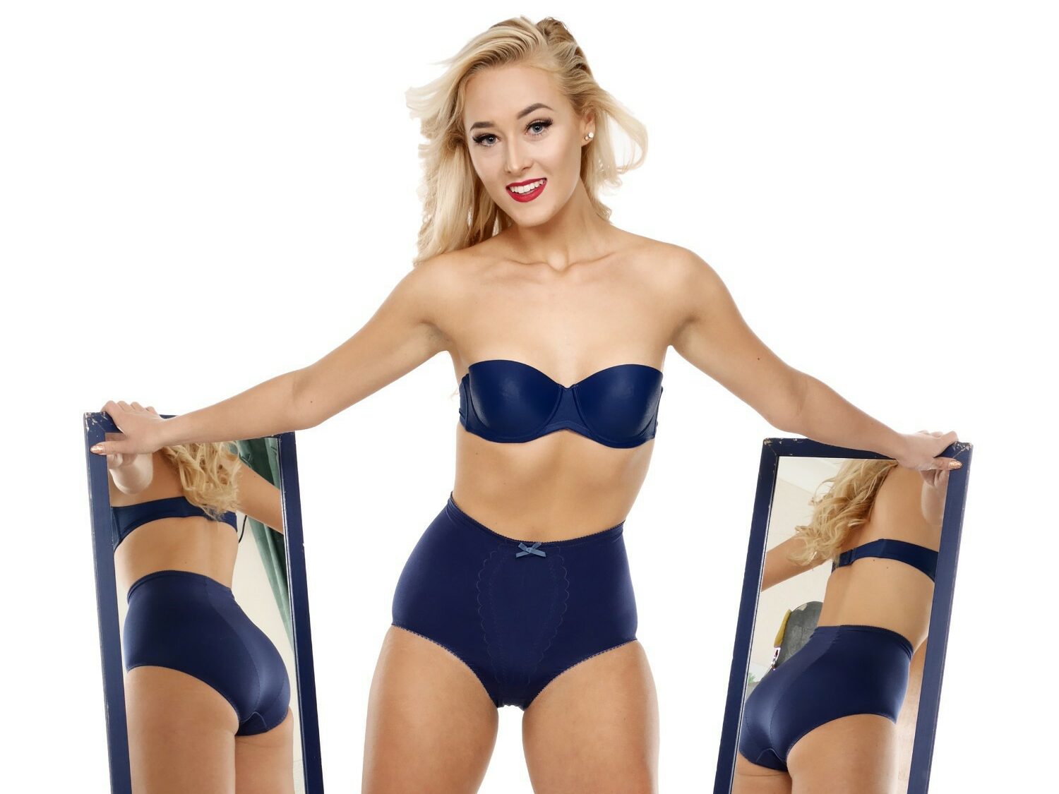 2016-11-06 Fleur in blue vintage style bra and girdle posing with blue 120 cm mirrors.