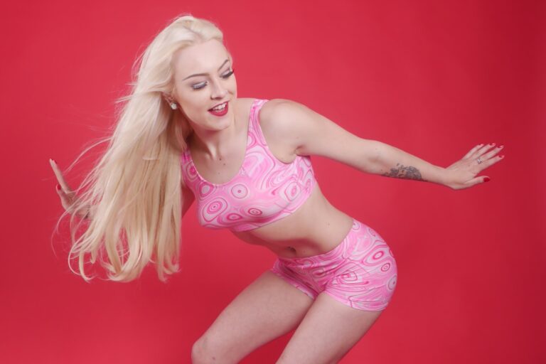 Dayna Nirvana pinup fitness shoot